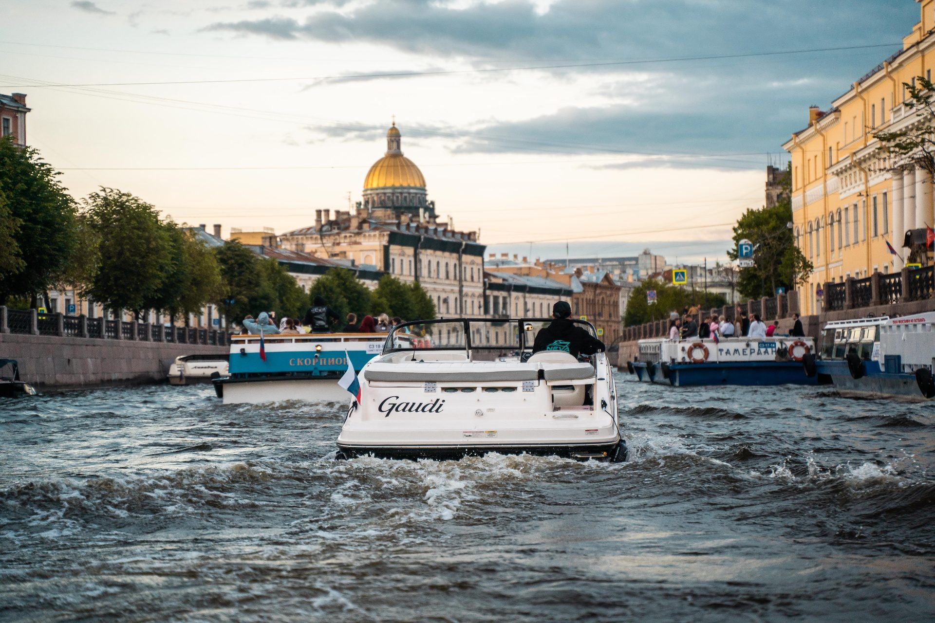 Катер Gaudi на воде в Санкт-Петербурге